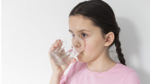 A importância do consumo de água para crianças e bebês